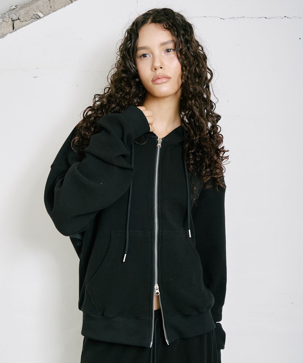기머(GIMOR) Waffle Zip-Up Hoodie Black