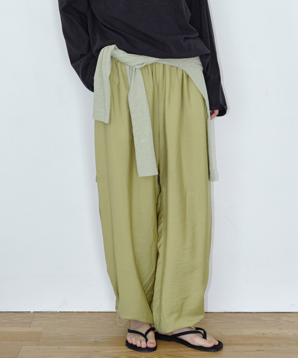 마이스(MAIS) HEM DRAWSTRING BALLOON WIDE PANTS / OLIVE