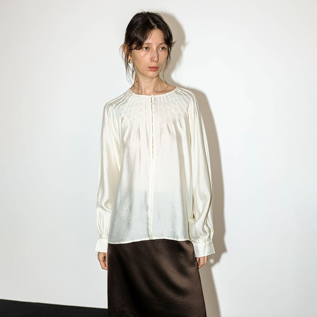 웬스데이딜라잇(WEDNESDAY DELIGHT) WD_Gathered round neck blouse