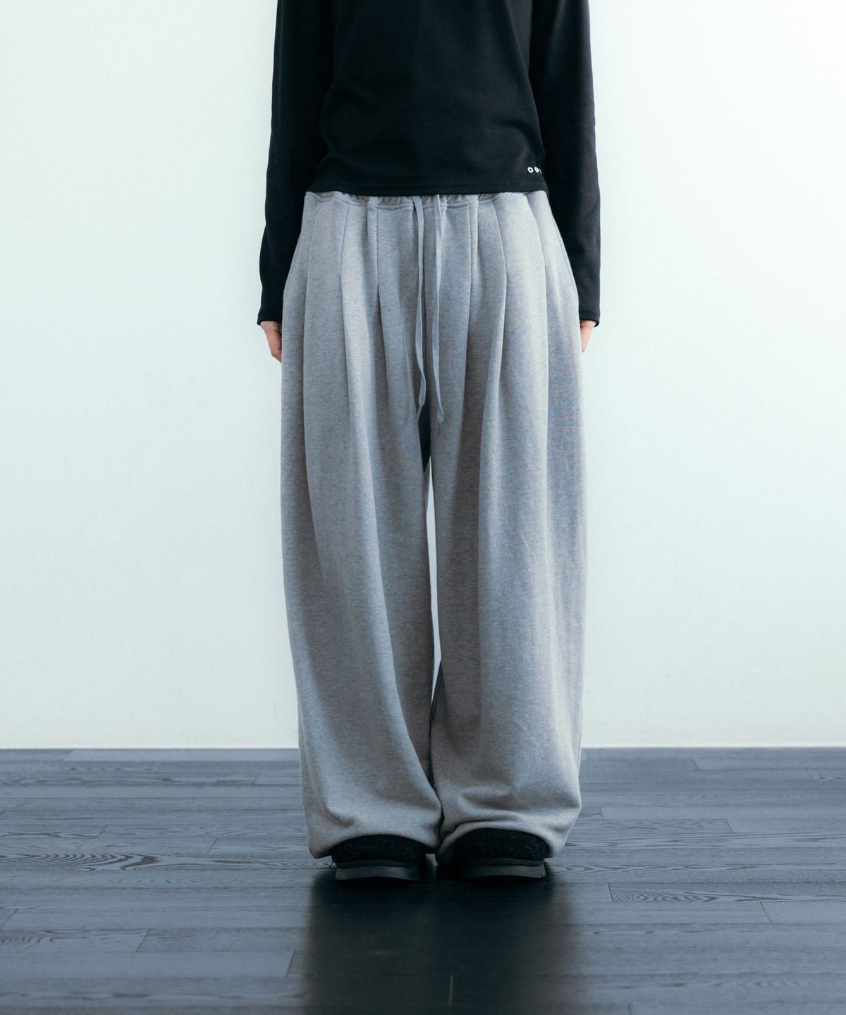 이요우아(IYOWUAH) Triple Tuck Sweat Pants, Melange Grey