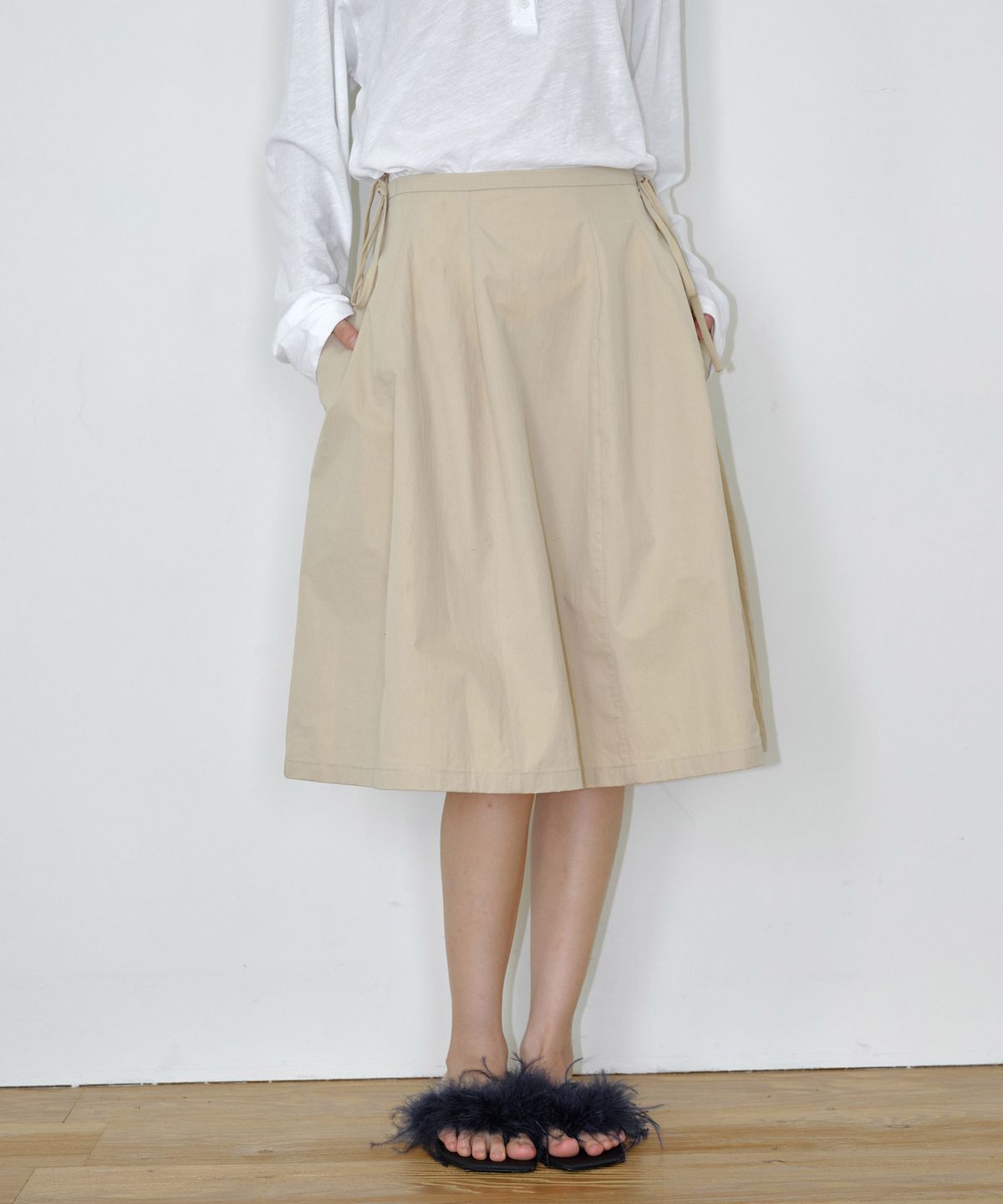 마이스(MAIS) WAVY TIE VOLUME SKIRT / BEIGE