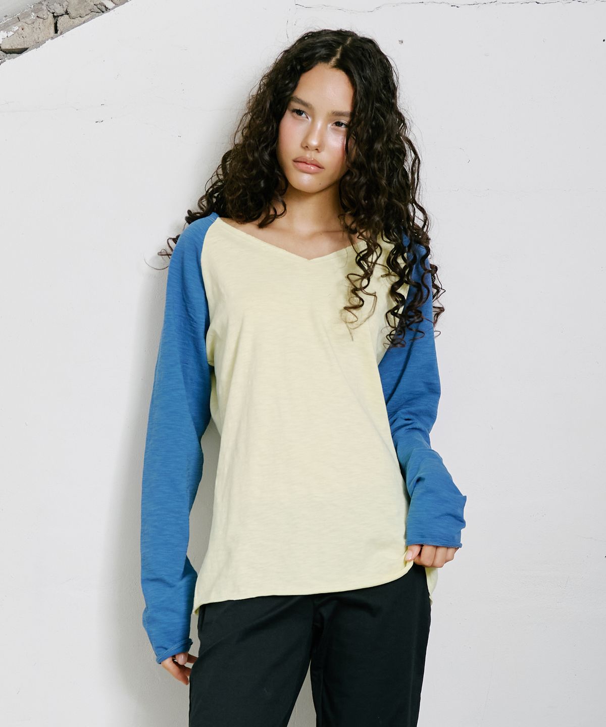 기머(GIMOR) Raw Cut V-Neck Raglan Tee Sweden