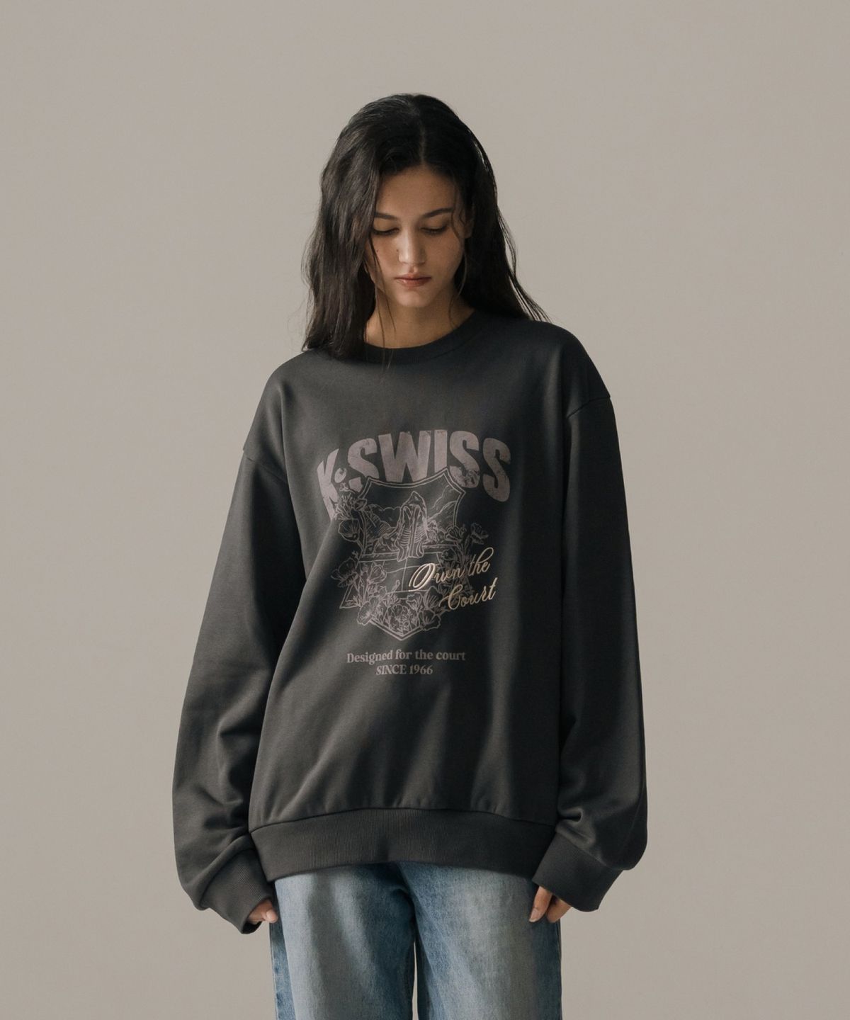 케이스위스(K-SWISS) 60th 쉴드 플라워 스웨트 셔츠_1KSSRFV903CH