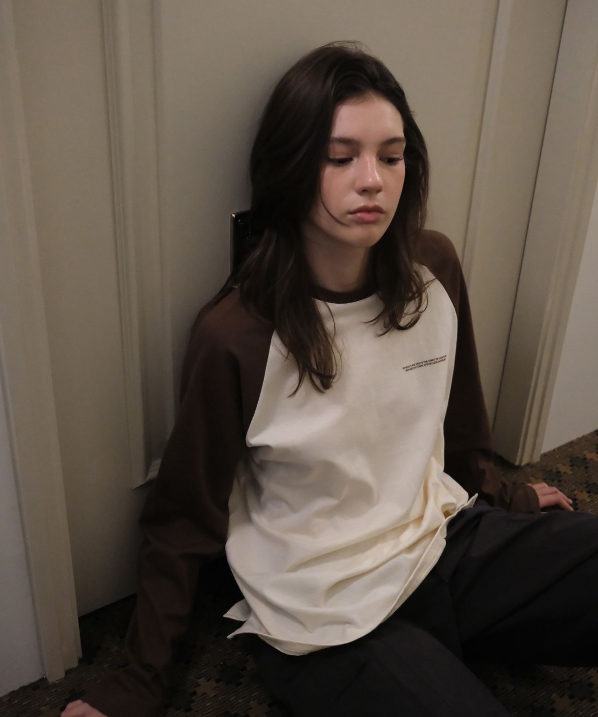 로시로우(LOSSYROW) Lettering Raglan Long Sleeve Tee - Brown