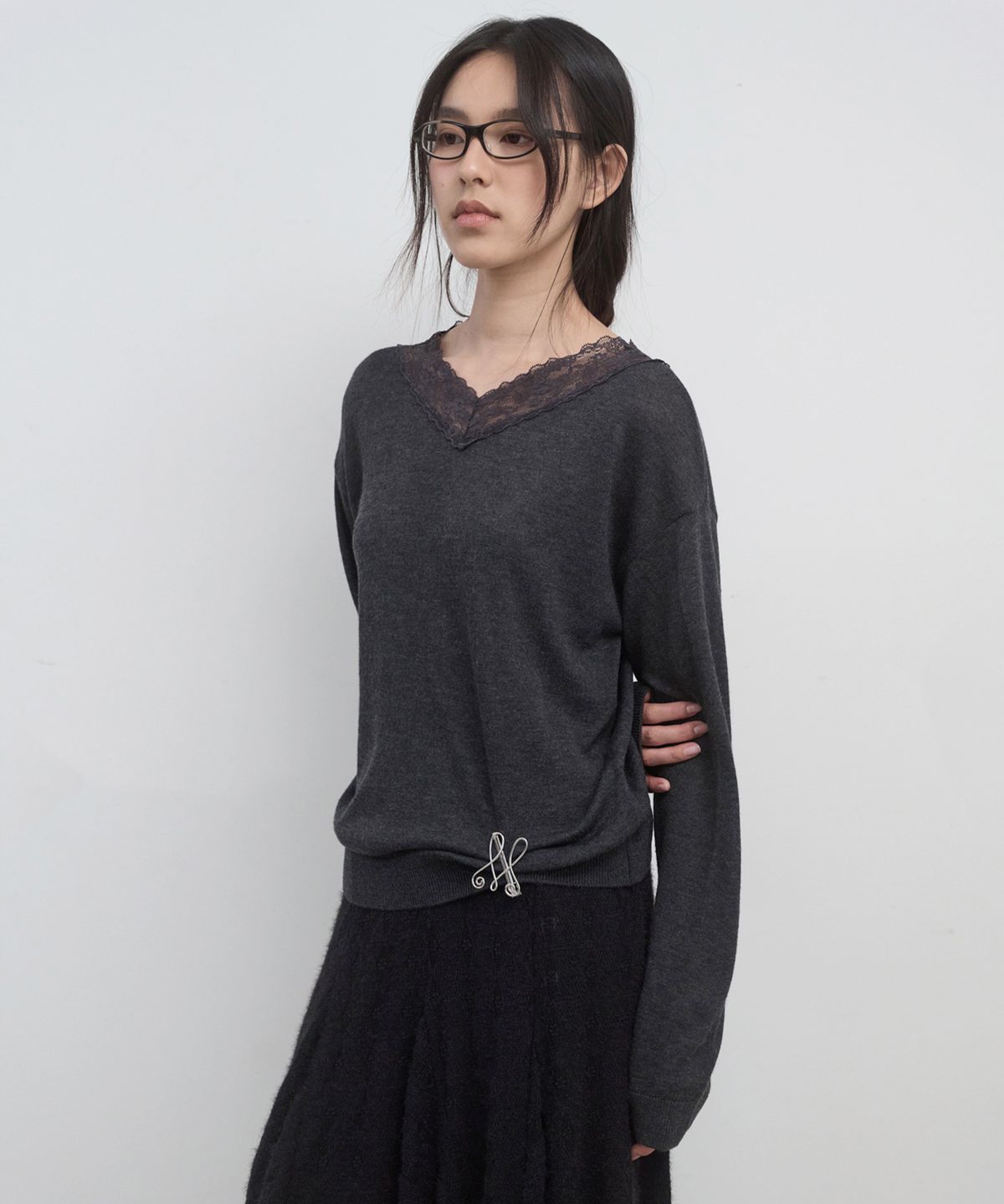 마조네(MA JOURNÉE) LACE V-NECK KNIT_CHARCOAL