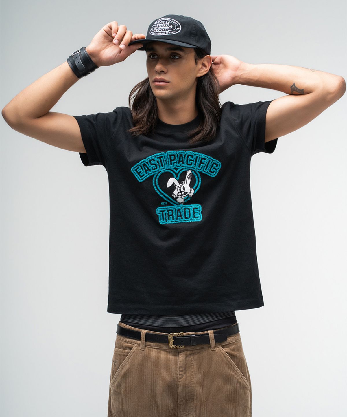 이피티(EPT) FRONT HEART NIBBLE T-SHIRT_BLACK