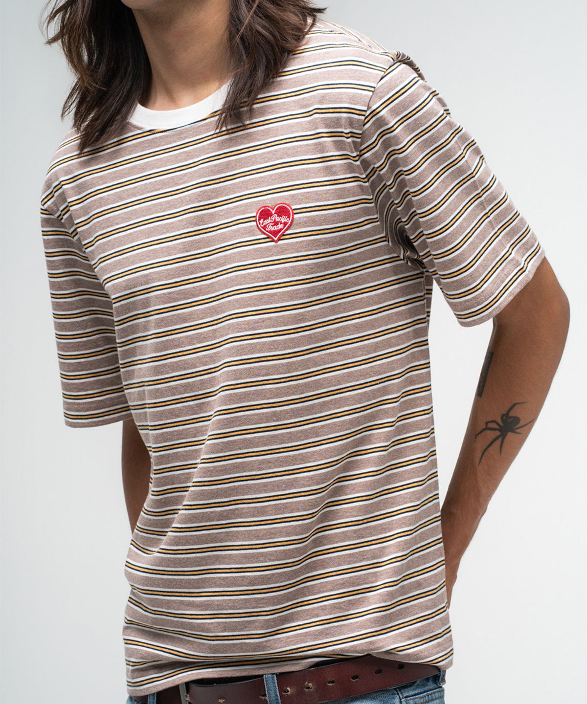 이피티(EPT) HEART LOGO STRIPED T-SHIRT_BROWN