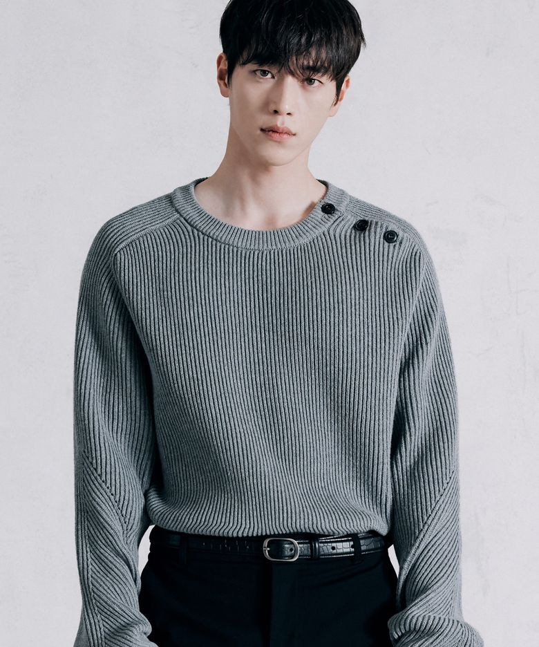 [서강준 PICK] 베일리 슬릿 버튼 풀오버 니트 [MELANGE GREY]