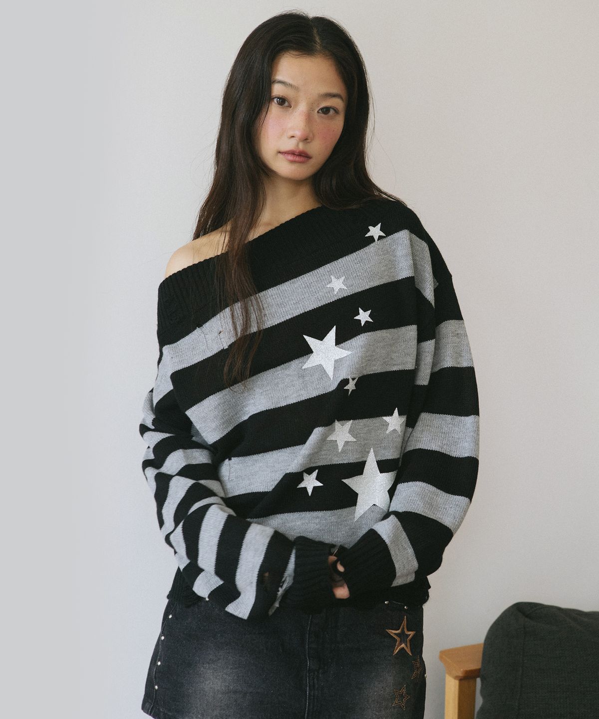 카비시(CAVISH) DAMAGED STAR STRIPE OFF SHOULDER KNIT BLACK(CV2GFFK620A)