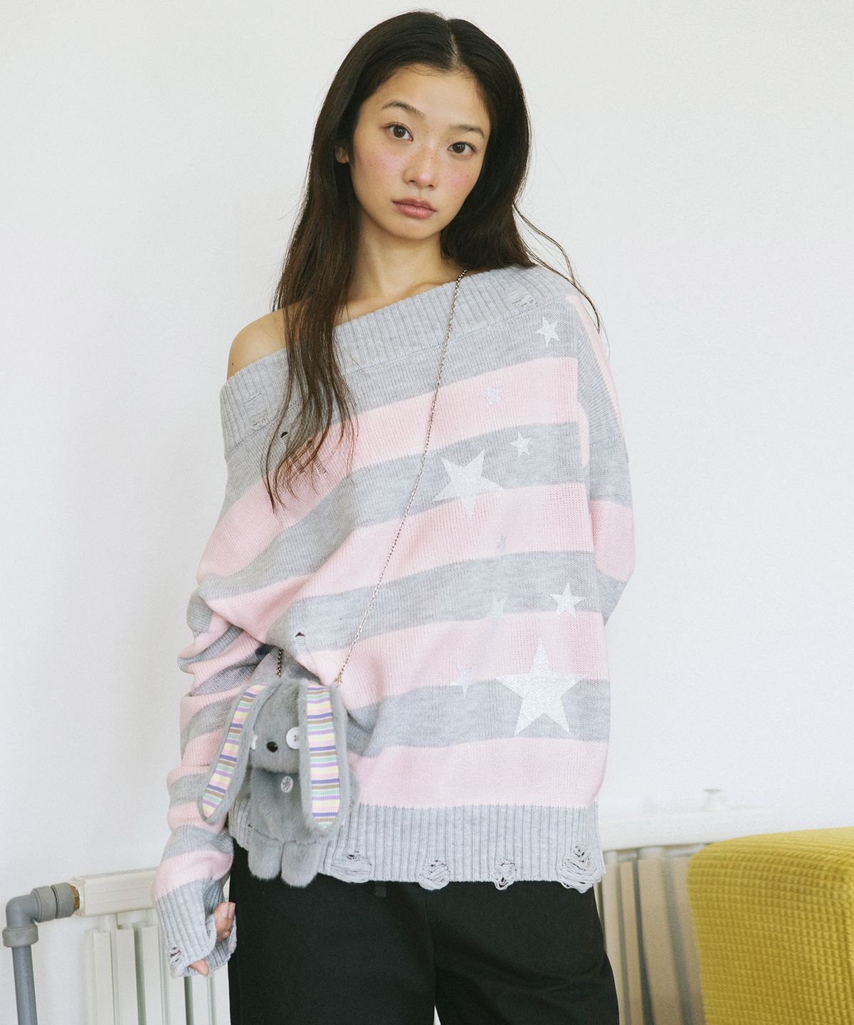 카비시(CAVISH) DAMAGED STAR STRIPE OFF SHOULDER KNIT PINK(CV2GFFK620A)