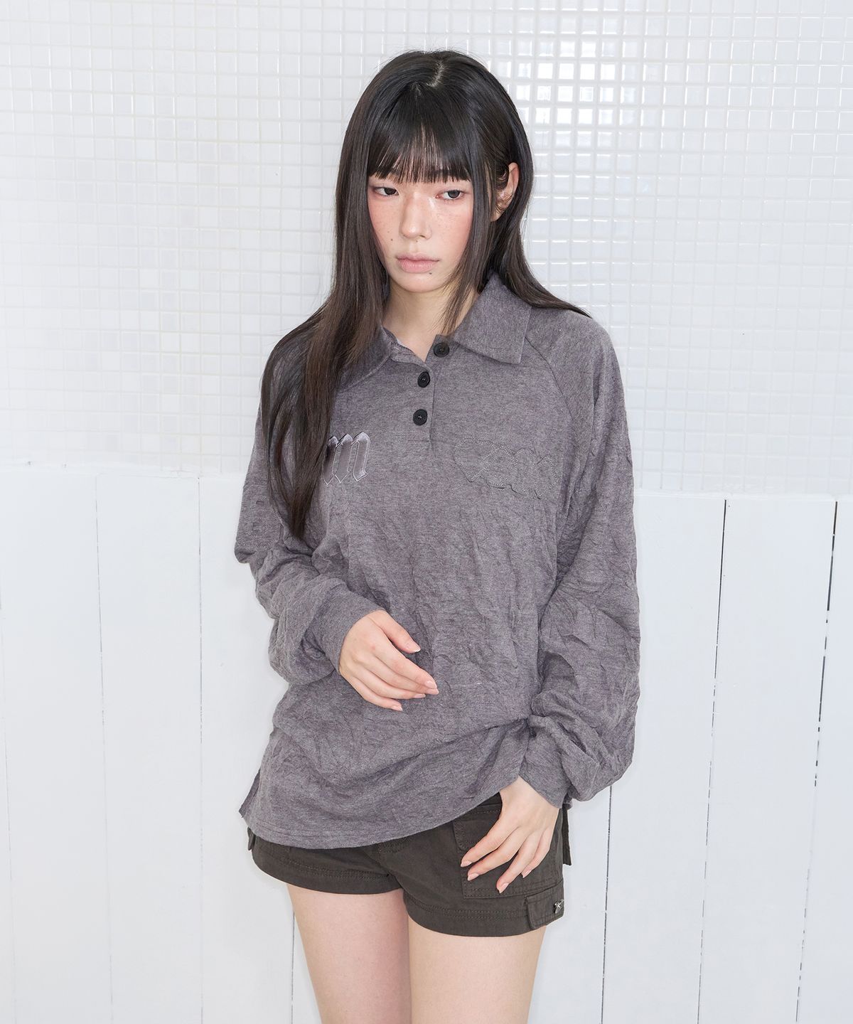 미레코(MIRECO) CRINKLED PATCH COLLAR T CHARCOAL