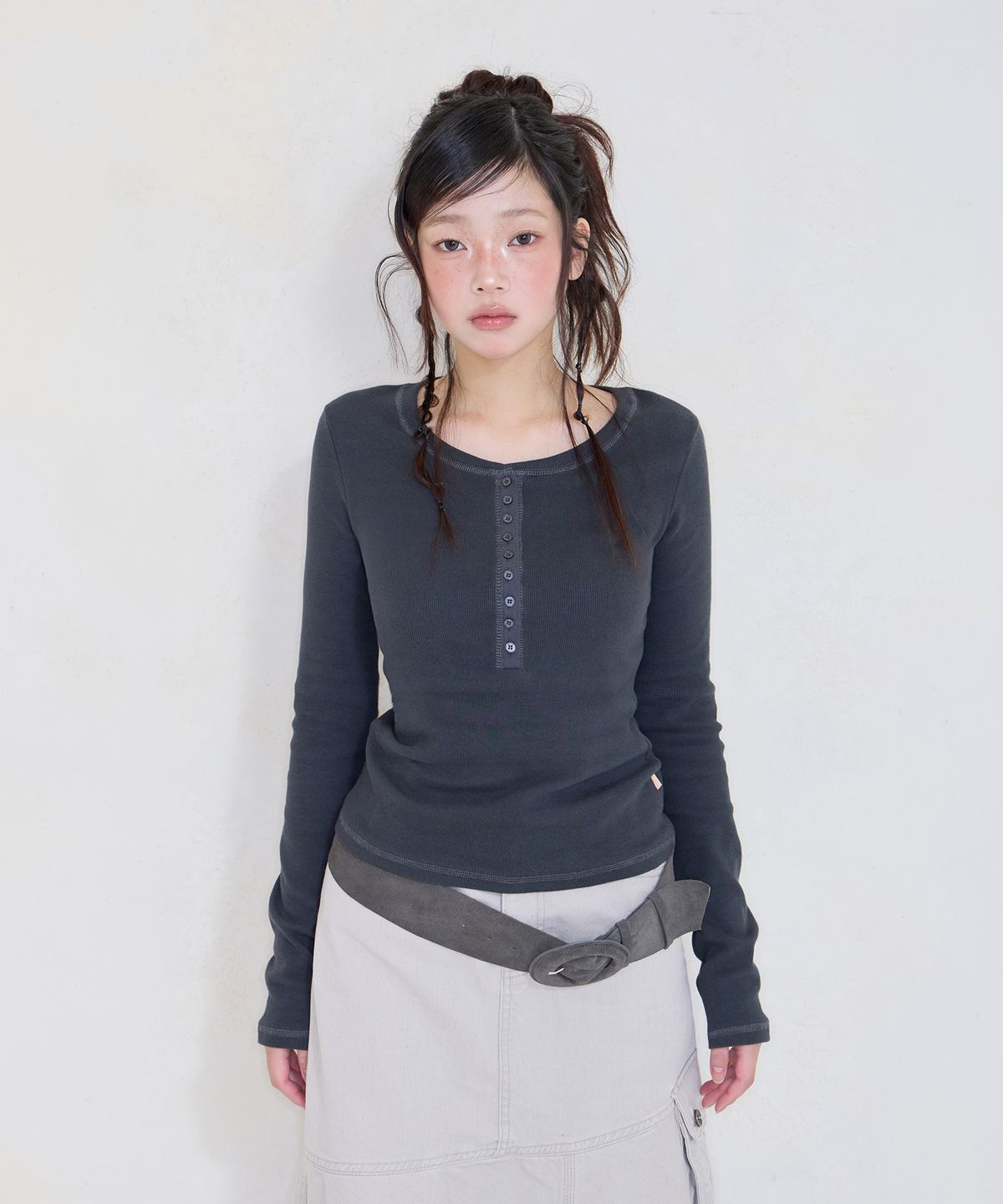 미레코(MIRECO) PETITE BUTTON T CHARCOAL