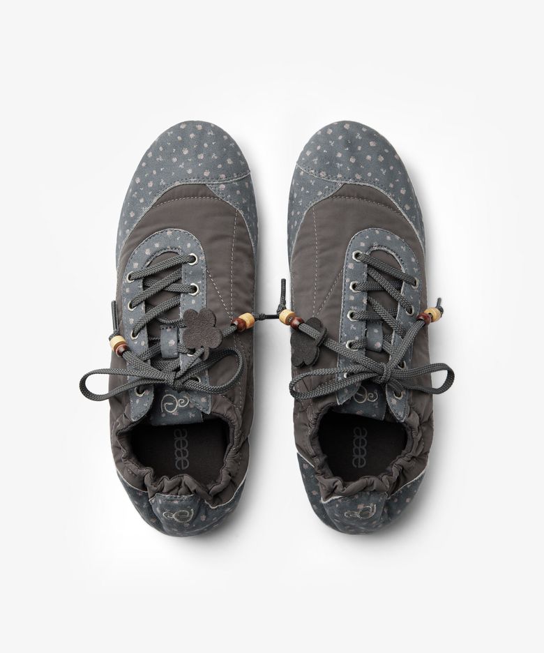 [지연 PICK] AEAE FLOWER TRAINER [CHARCOAL]