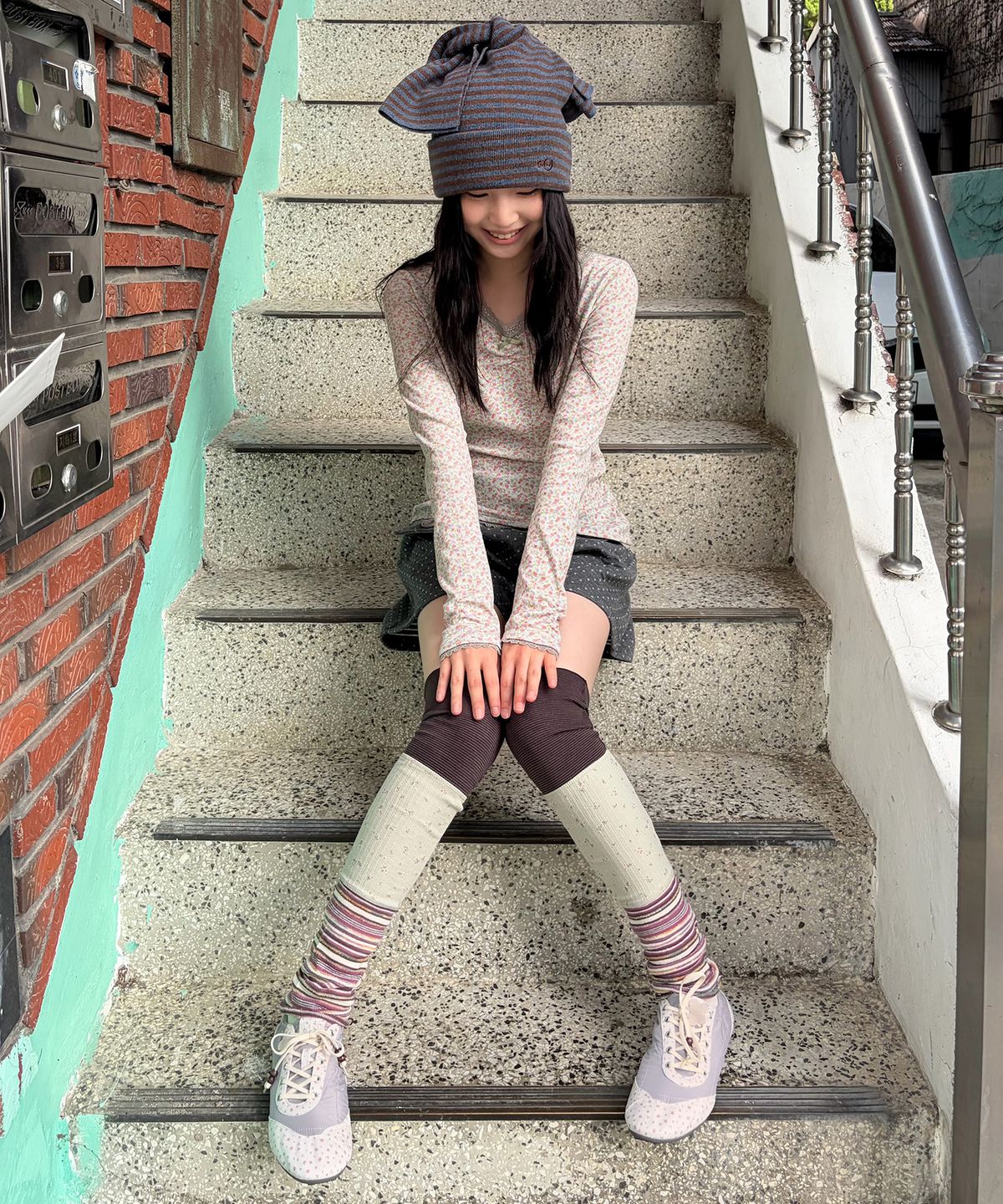 에이이에이이(AEAE) AEAE FLOWER TRAINER [LIGHT GREY]