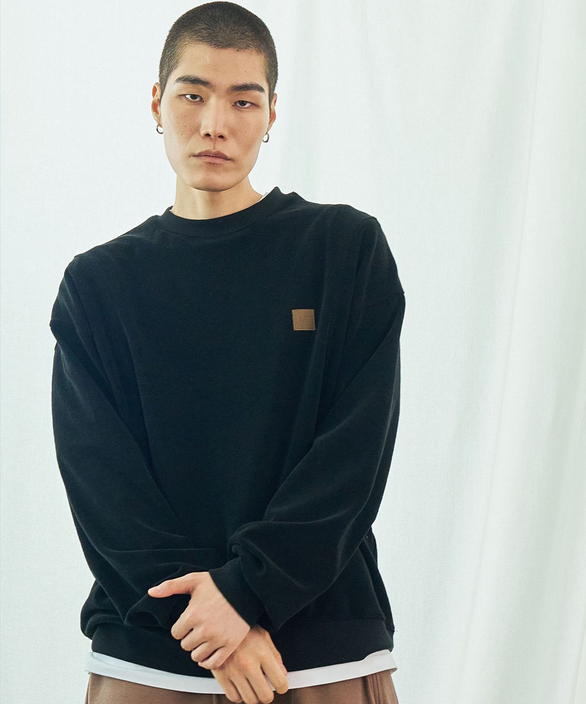 아히두(IHDO) 시그니처 컷라인 테리 스웨트셔츠_블랙