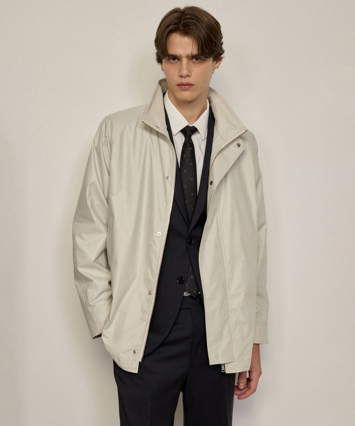 질스튜어트뉴욕 맨(JILLSTUART NEWYORK MEN) 레이어드 하이넥 쉘점퍼 - 라이트베이지 (JNJU6C107I1)