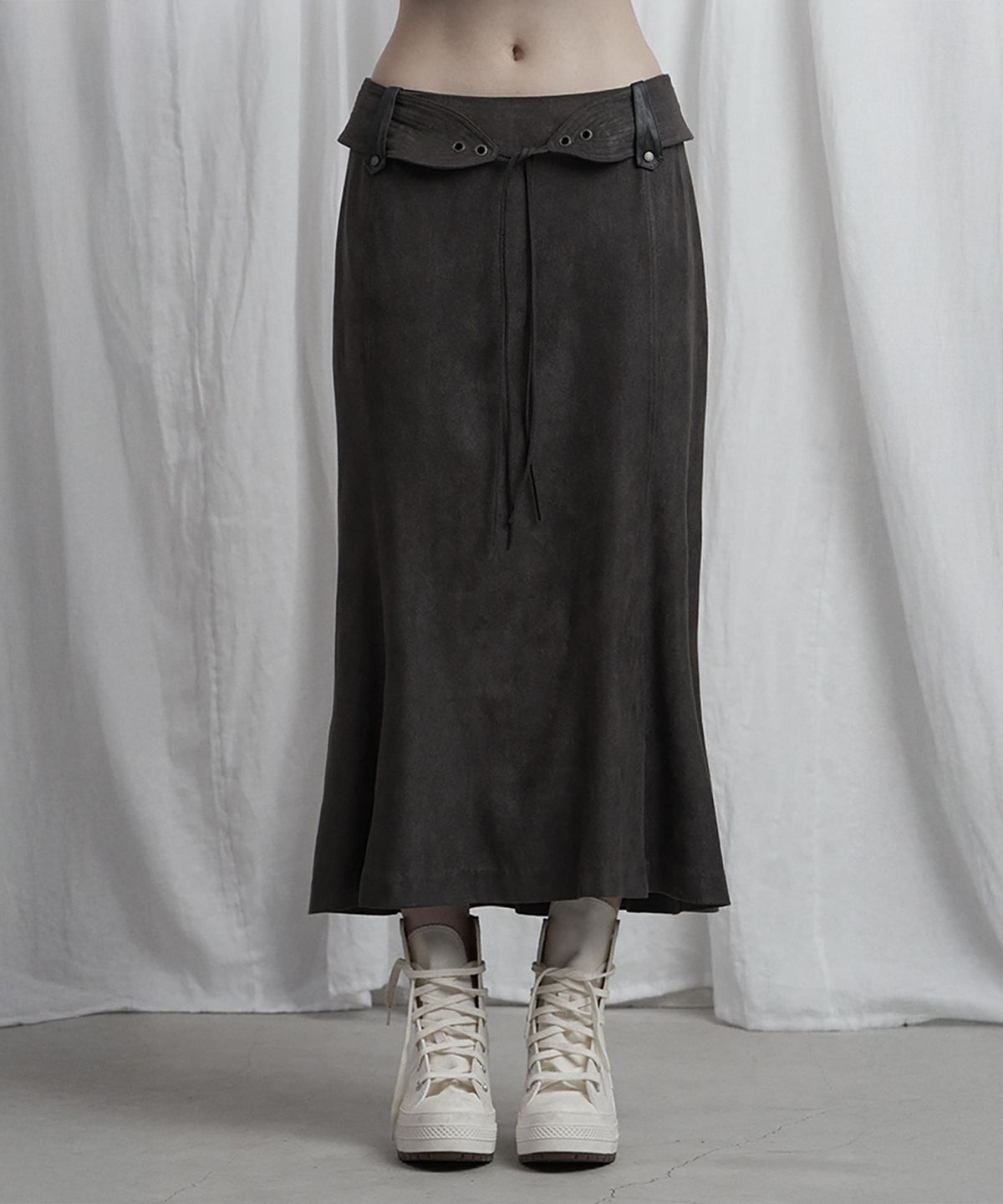 에트오소메(ETRE AU SOMMET) Suede Belt Low Rise Long Skirt (Charcoal)