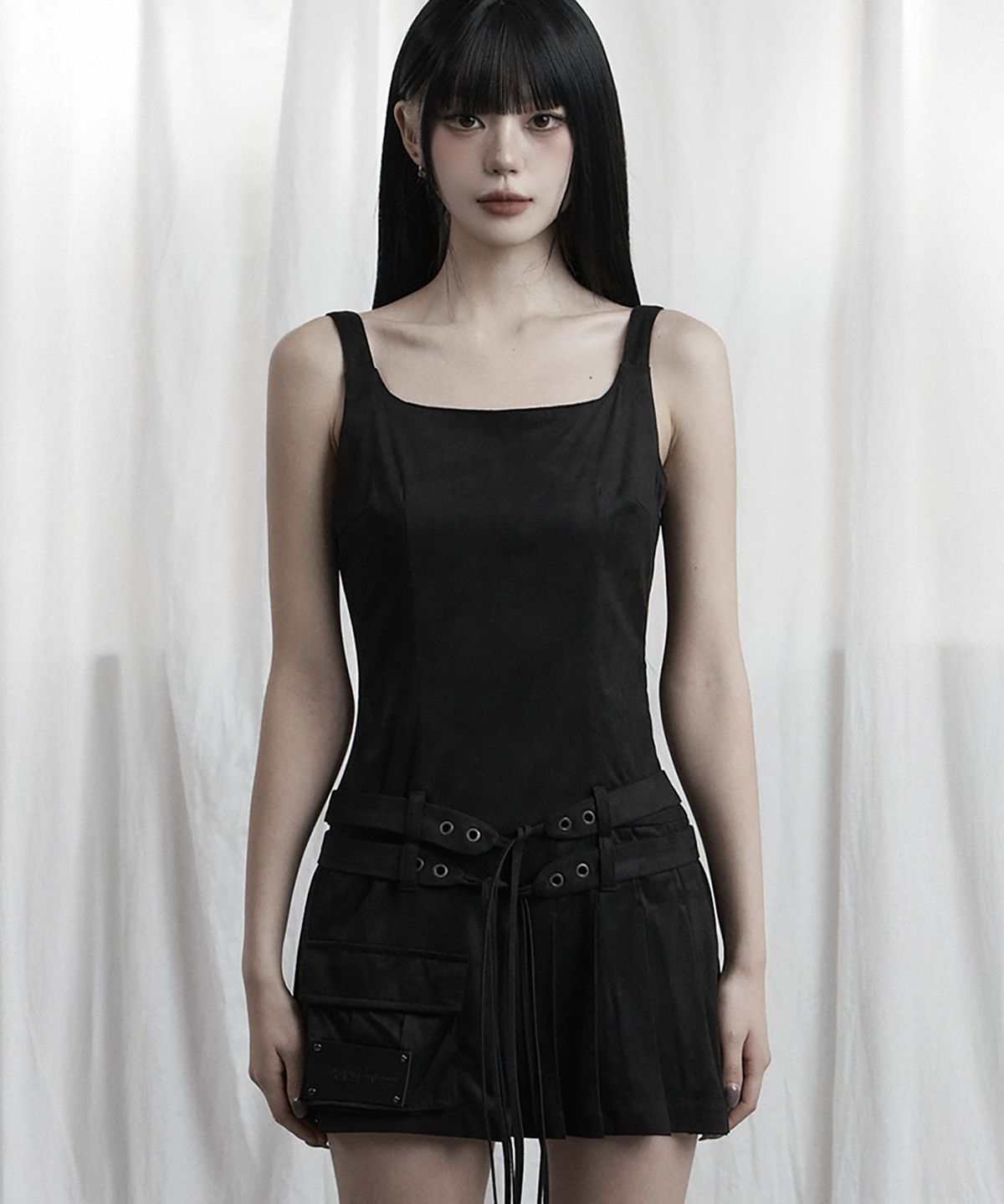 에트오소메(ETRE AU SOMMET) Cargo Belt Pocket Pleated Mini One-Piece (Black)