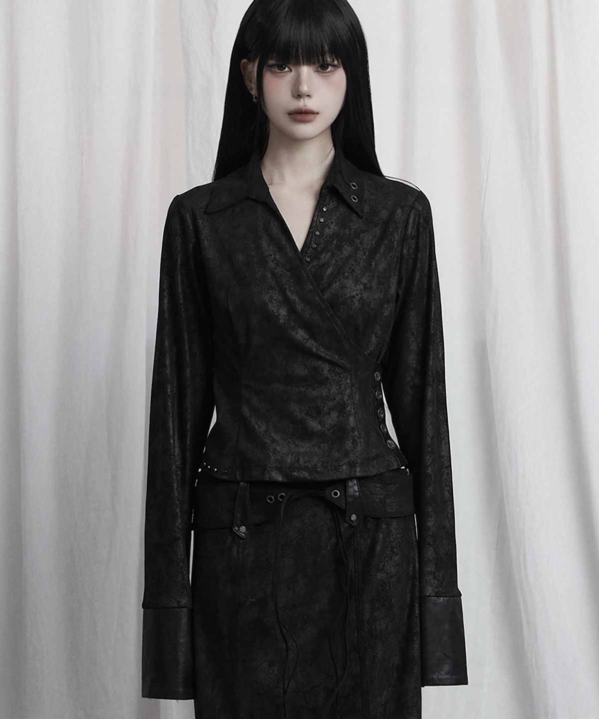 에트오소메(ETRE AU SOMMET) Drape Suede Shirring Blouse (Black)