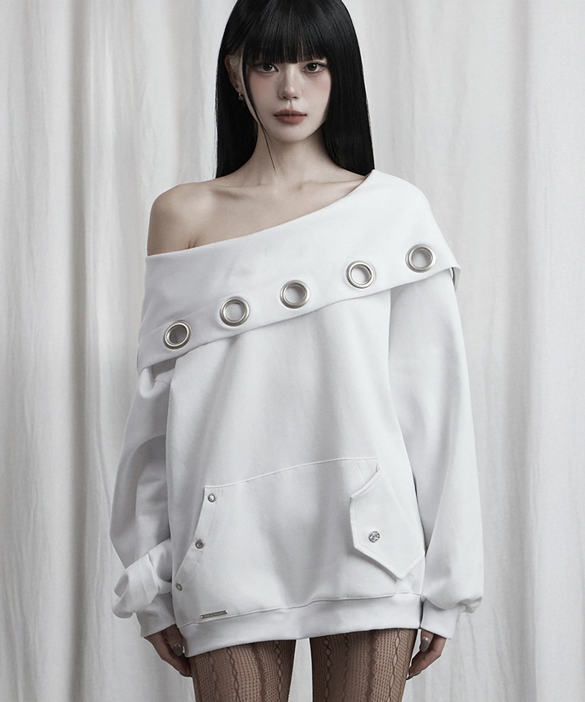 에트오소메(ETRE AU SOMMET) Off Shoulder Hood Layer Sweatshirt (White)