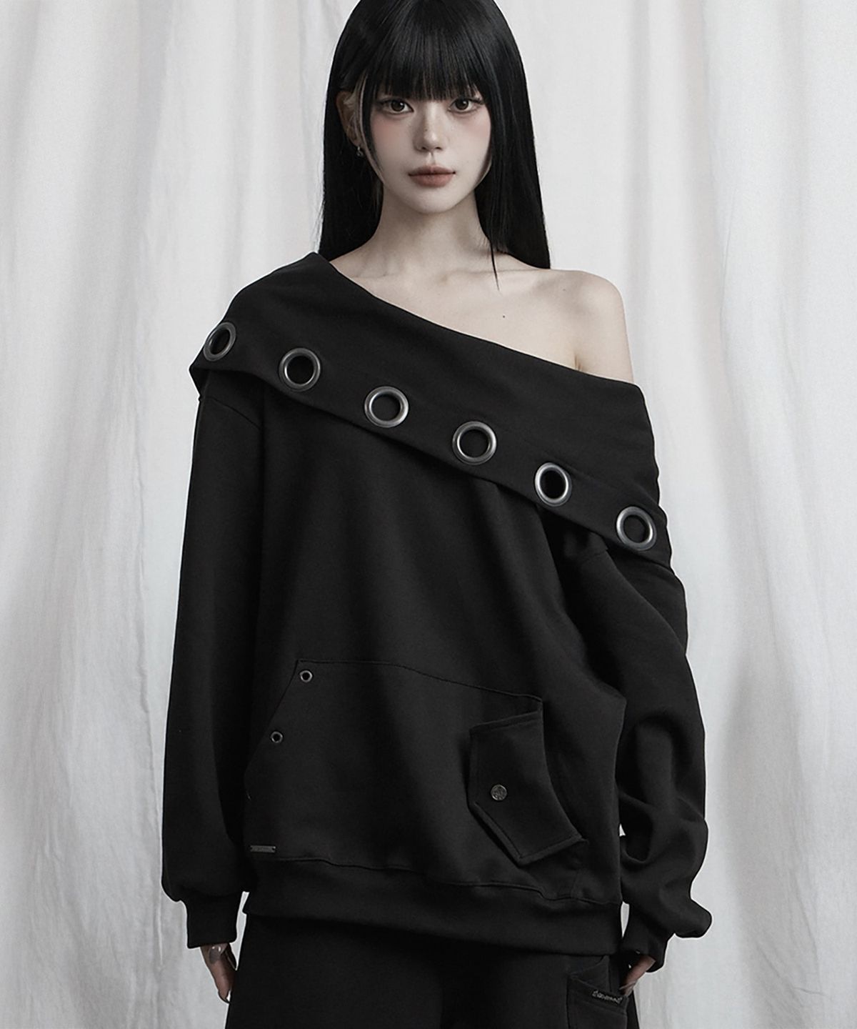 에트오소메(ETRE AU SOMMET) Off Shoulder Hood Layer Sweatshirt (Black)