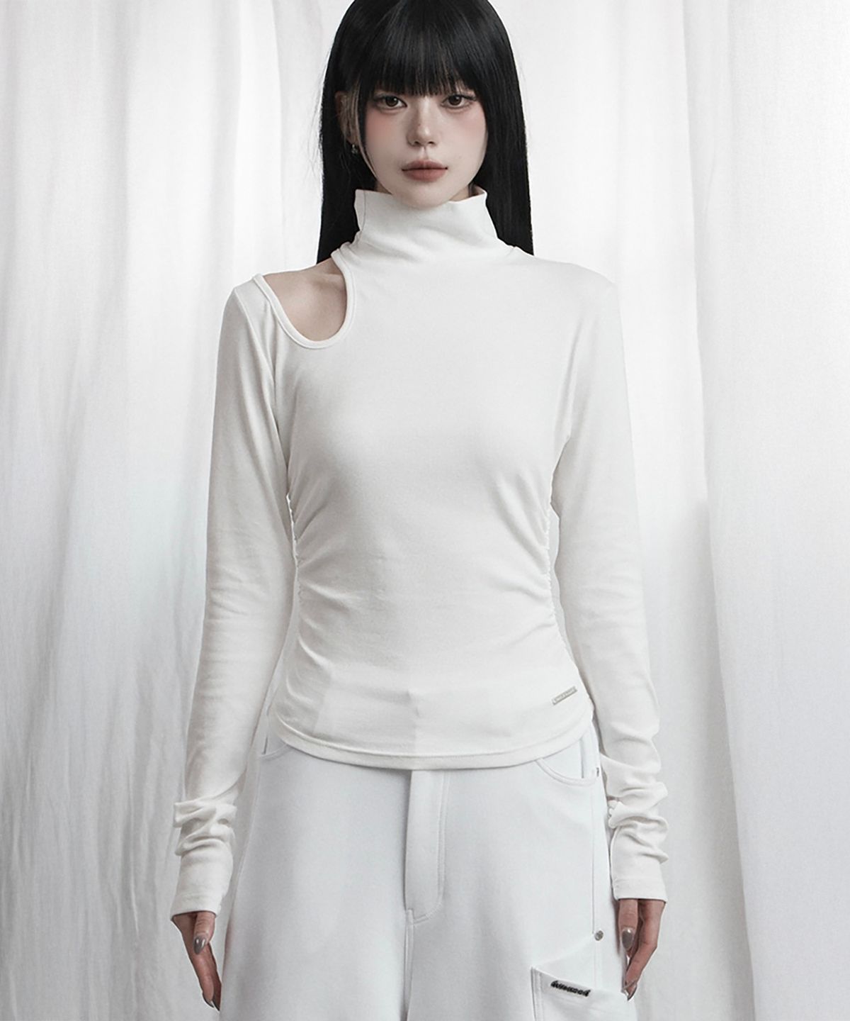 에트오소메(ETRE AU SOMMET) High Neck Shoulder Cut-Out Top (Ivory)