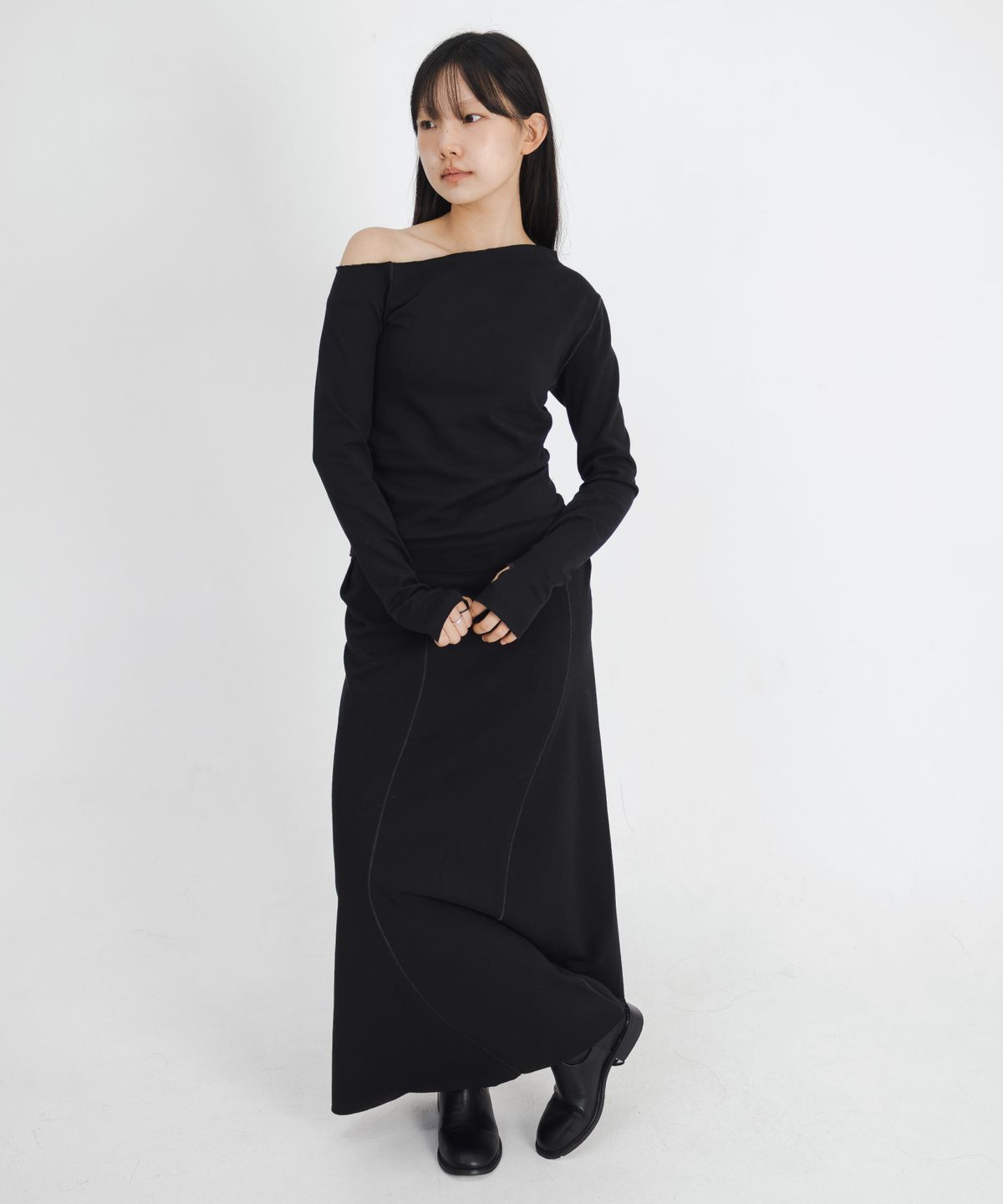 고리(GORI) Off-Shoulder Cut Long Sleeve (black)