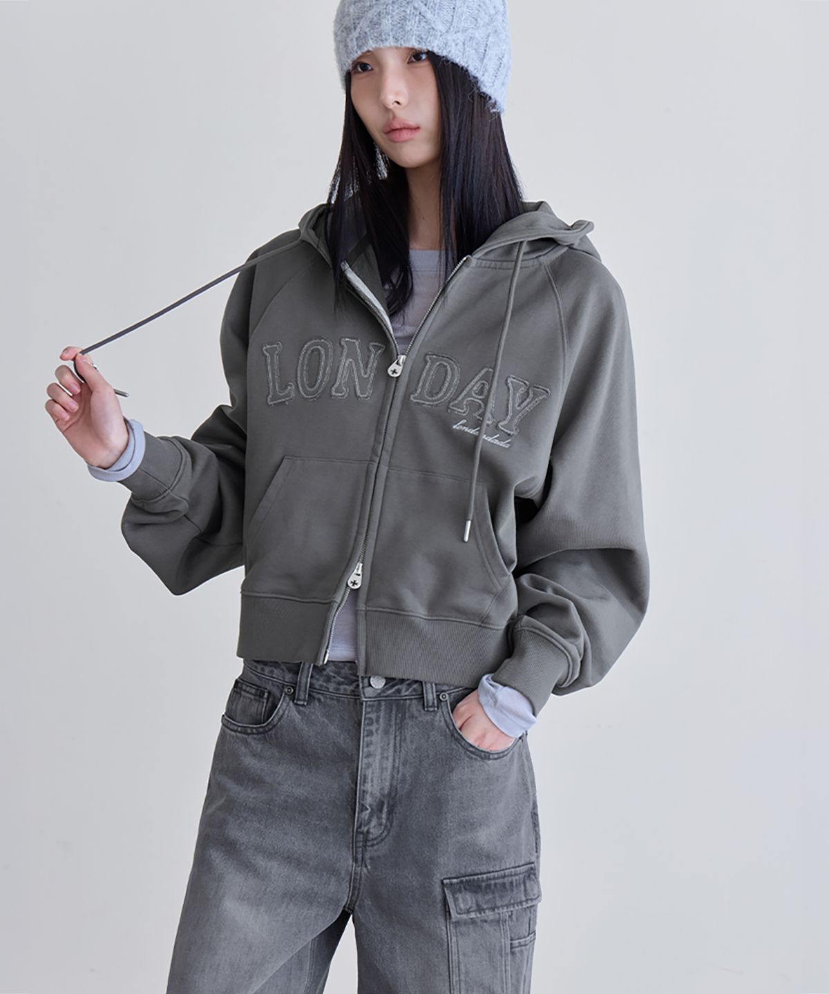 런던다다(LONDONDADA) Logo Patch Crop Hoodie Zip-up, ASH KHAKI