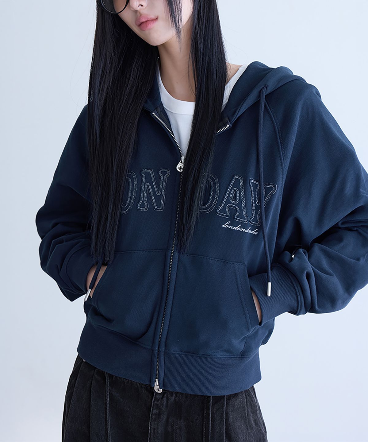 런던다다(LONDONDADA) Logo Patch Crop Hoodie Zip-up, NAVY