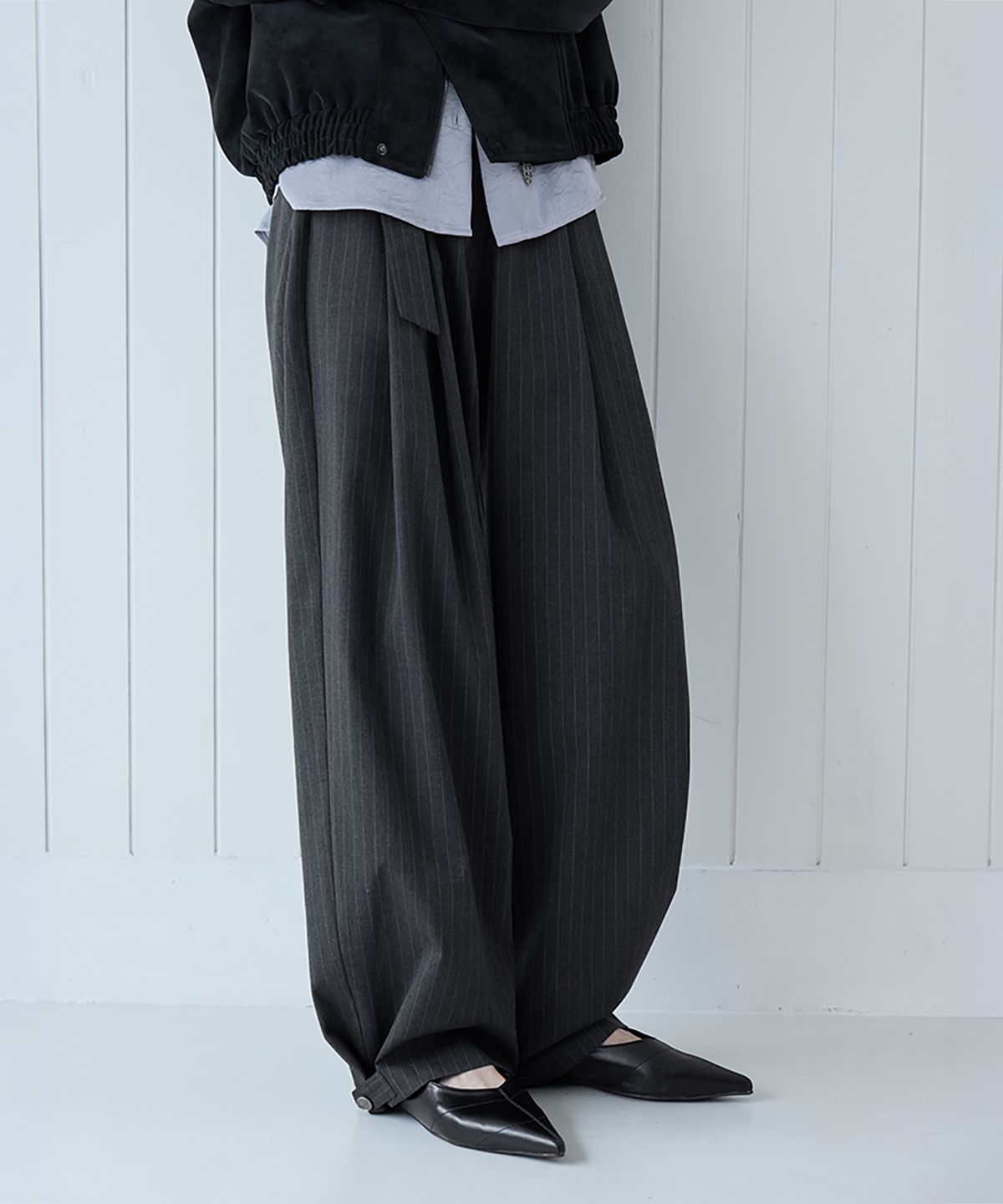 런던다다(LONDONDADA) Button Belted Curved Slacks, CHARCOAL