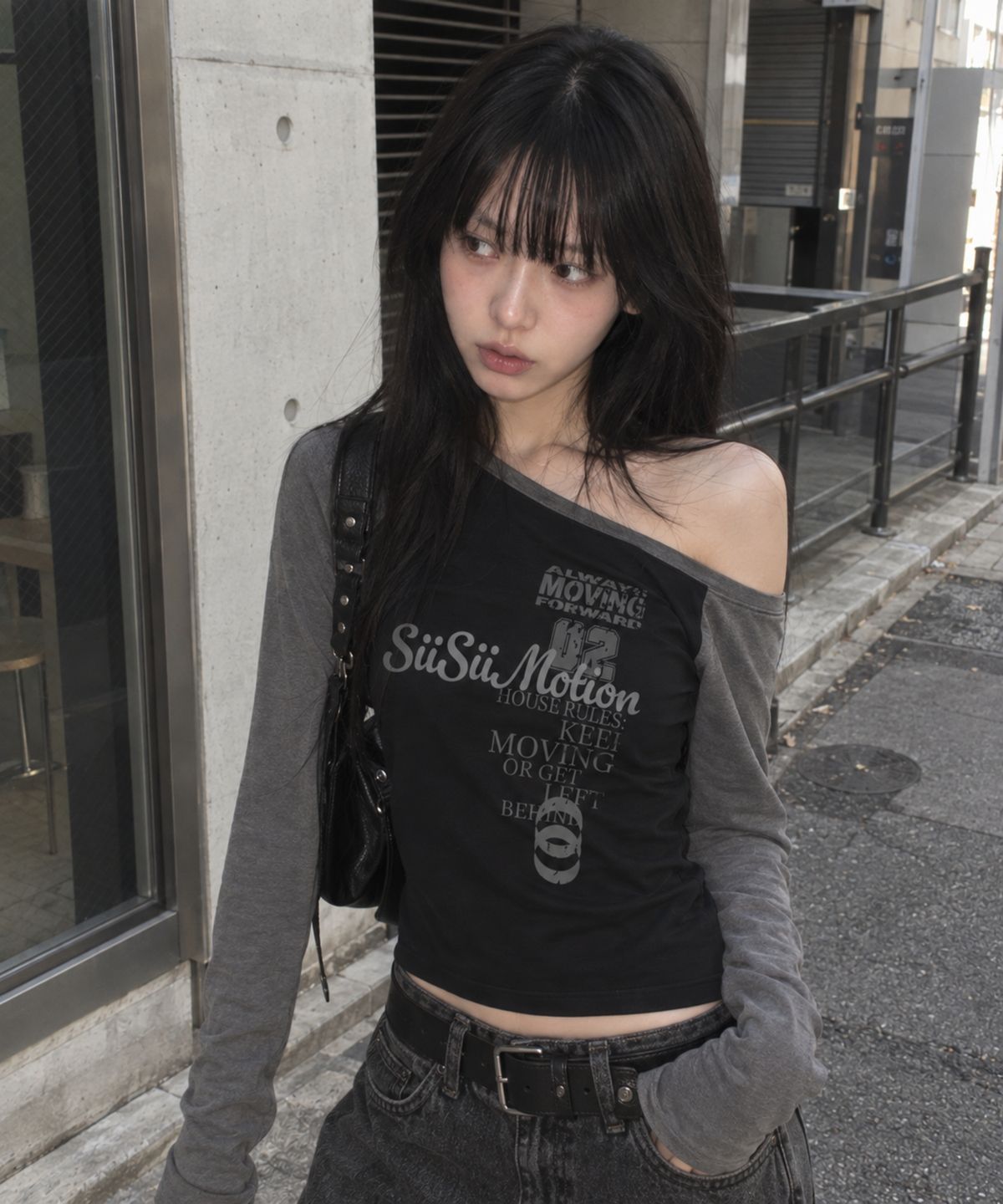 페이지시시(PAGESIISII) 시시 모션 프린팅 원숄더 배색 롱슬리브 블랙