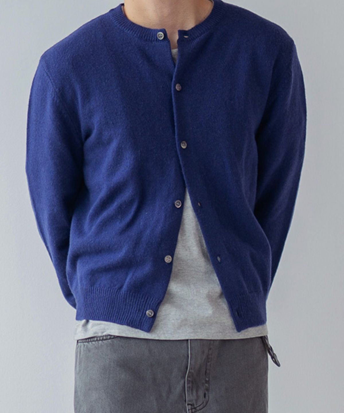 빠쎄(PASSER) 릴렉스 크롭 라운드넥 가디건 [퍼플 블루]