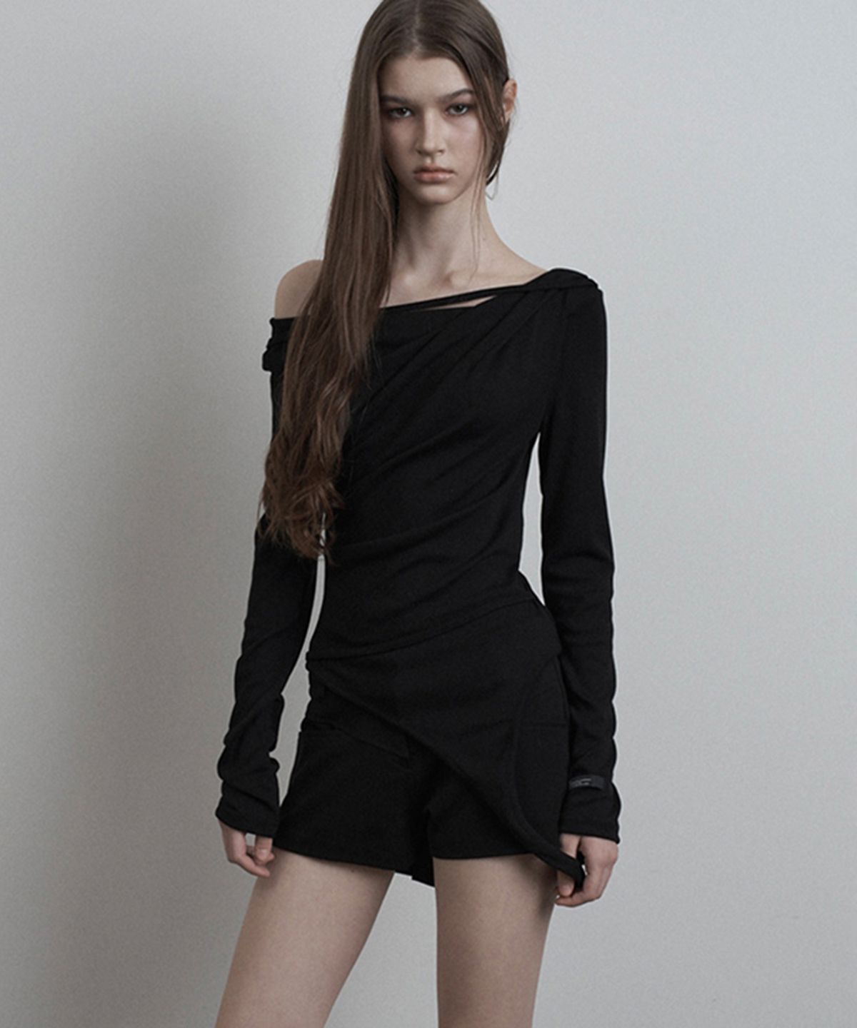이네기(INEGI) Drape Drop Strap Long Sleeve (black)