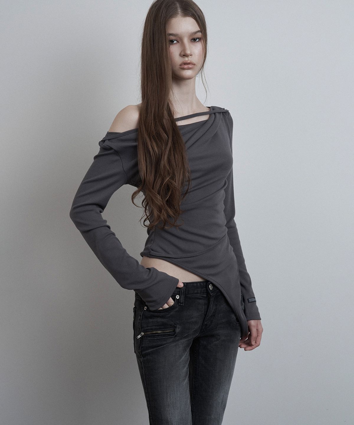이네기(INEGI) Drape Drop Strap Long Sleeve (charcoal)
