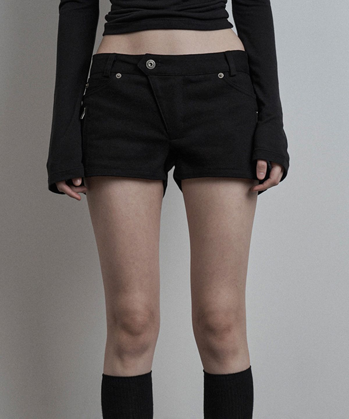 이네기(INEGI) Overlay Waist Zip Shorts (black)