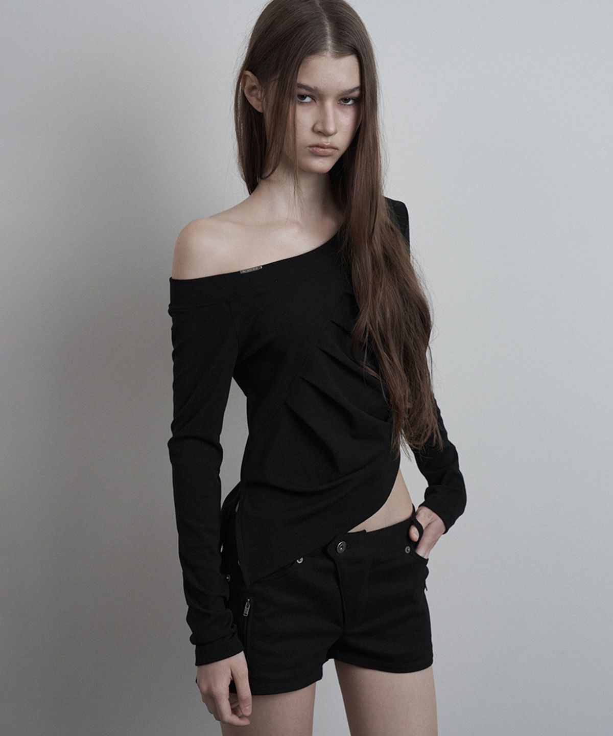 이네기(INEGI) Asymmetric Cinch One Shoulder Top (black)