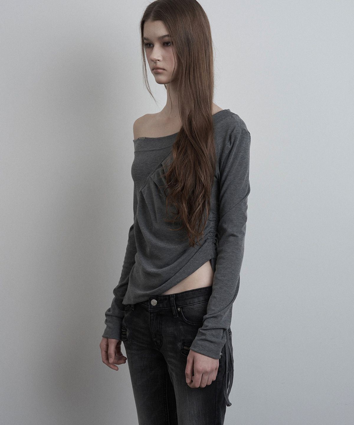 이네기(INEGI) Asymmetric Cinch One Shoulder Top (charcoal)