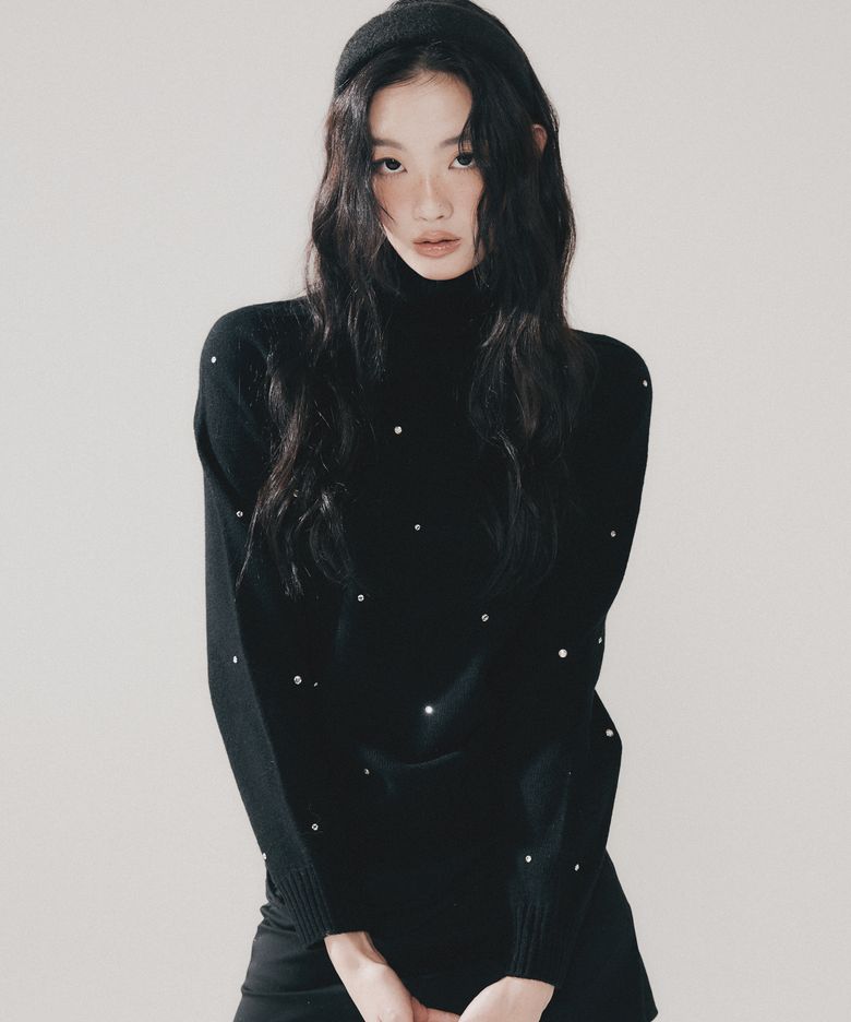 펄 도트 터틀넥 니트