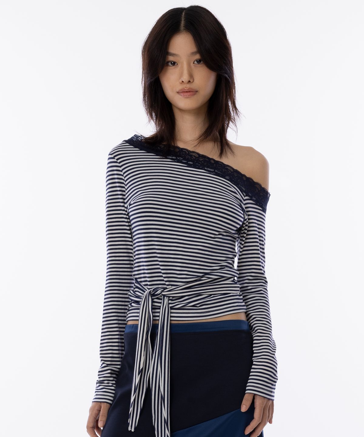 라이라이(LYELYE) Lace Off-shoulder Tie Top [Navy Stripe]