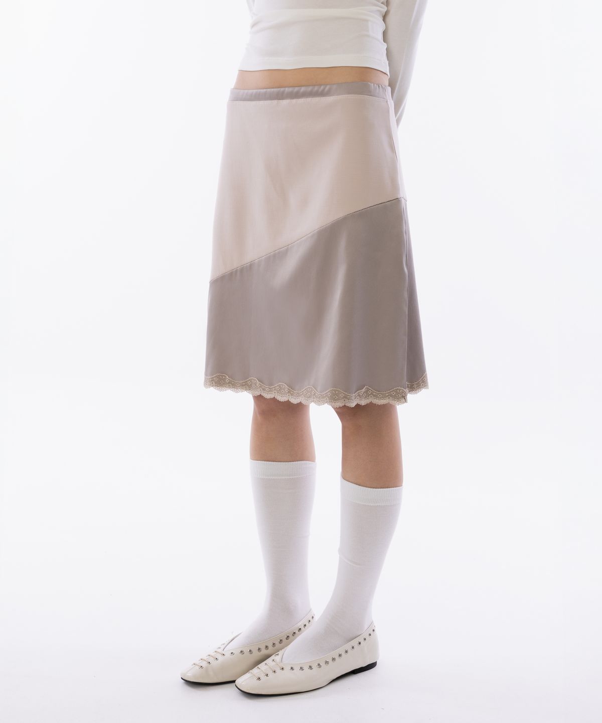 라이라이(LYELYE) Satin Lace-Trimmed Skirt [Beige]