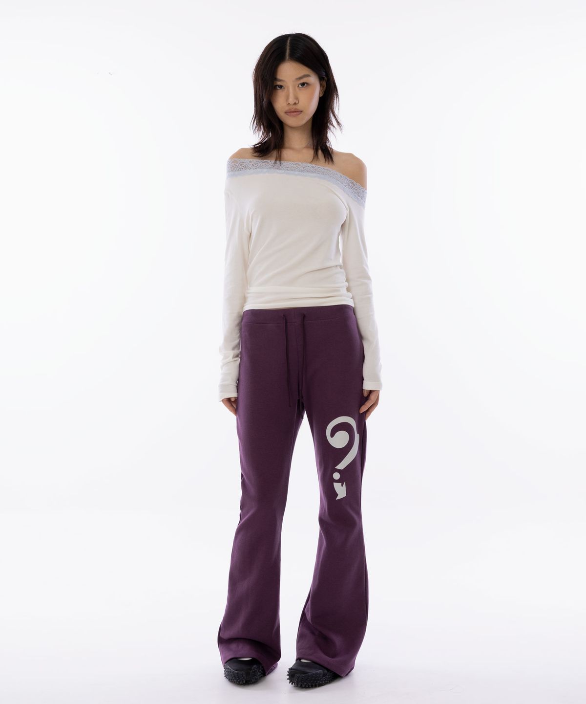 라이라이(LYELYE) QM Graphic Bootcut Sweatpants [Purple]