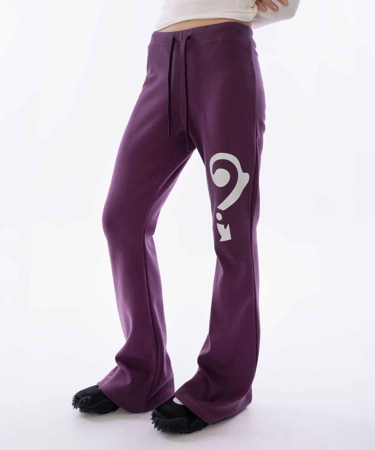 라이라이(LYELYE) QM Graphic Bootcut Sweatpants [Purple]