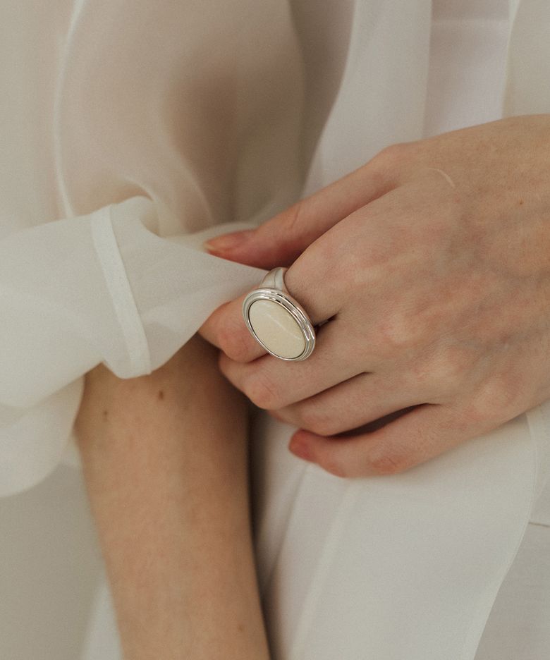 R.010/OVAL BOLD RING_IVORY