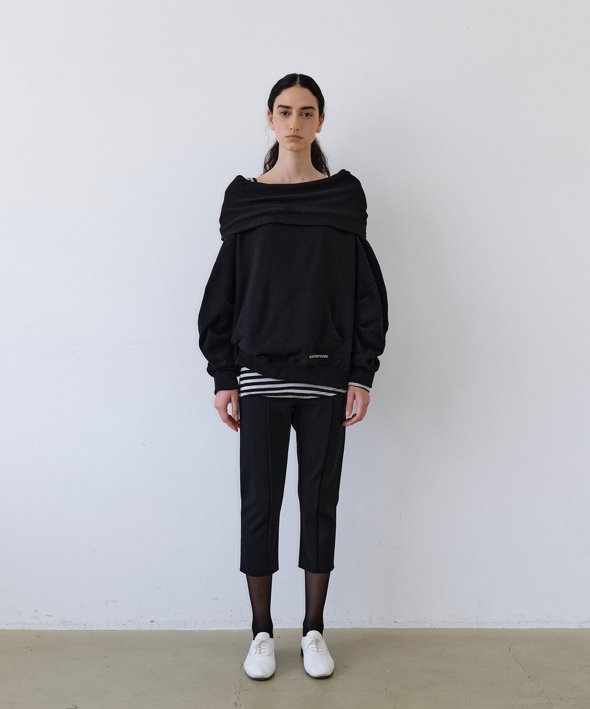 우네씬(UUNE SCENE) Signature Logo Asymmetric Off-Shoulder Hoodie_Black