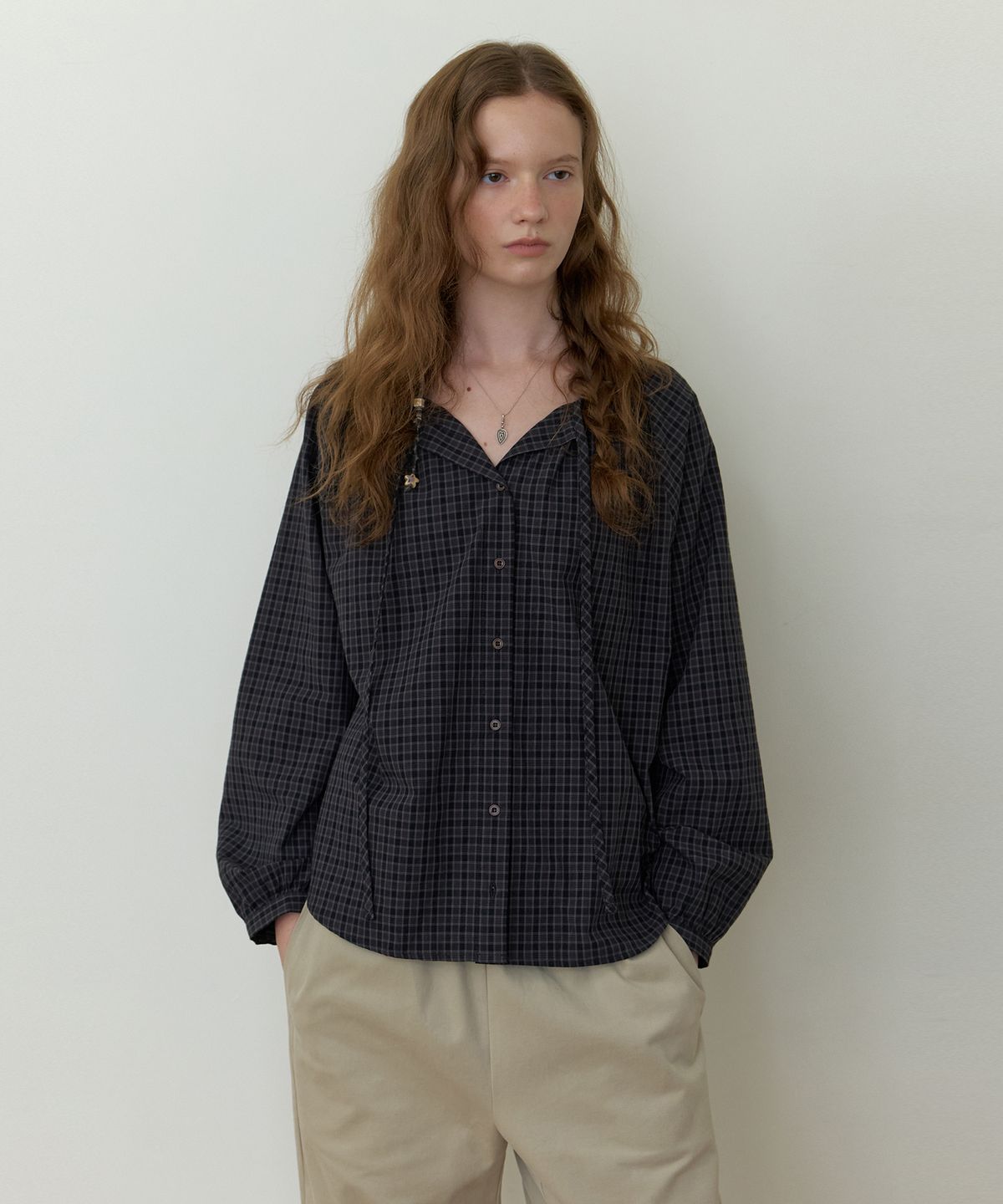 더미튼(THEMITTEN) Turf strap check blouse (midnight)
