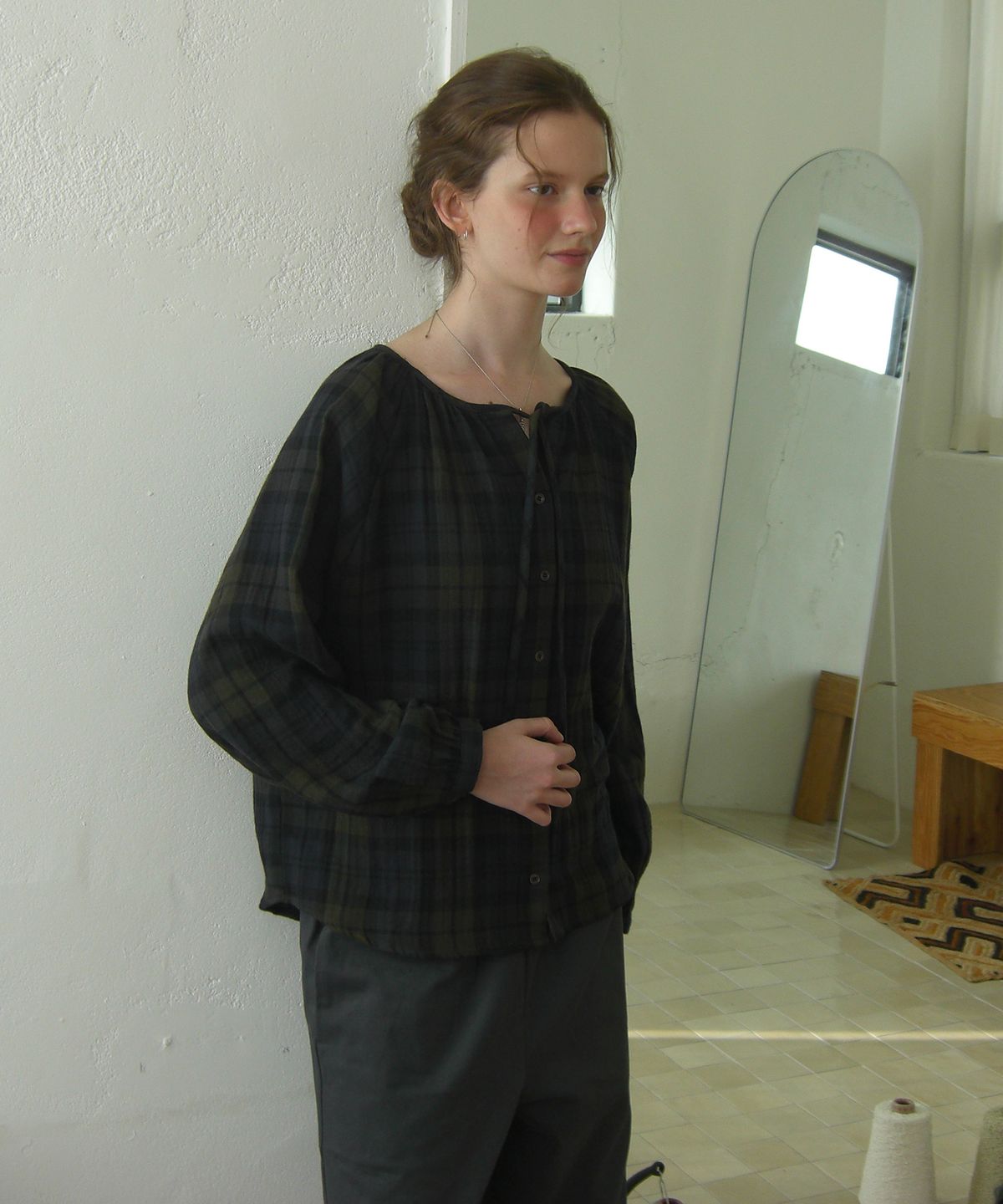 더미튼(THEMITTEN) Turf strap check blouse (khaki)