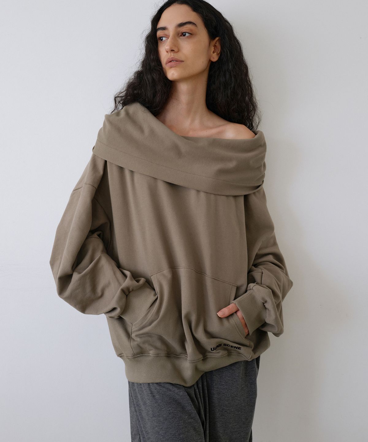 우네씬(UUNE SCENE) Signature Logo Asymmetric Off-Shoulder Hoodie_Khaki