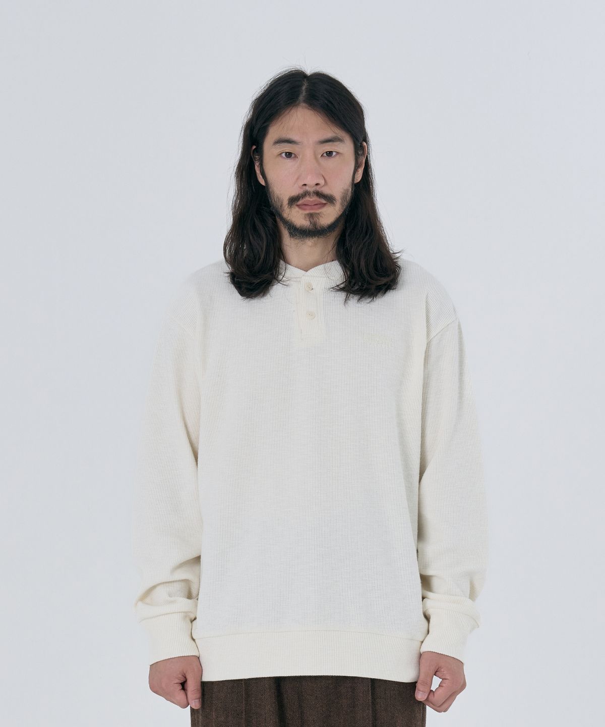 유니버셜 오버롤(UNIVERSAL OVERALL) SLUB WAFFLE HENLEY NECK SWEATSHIRTS IVORY