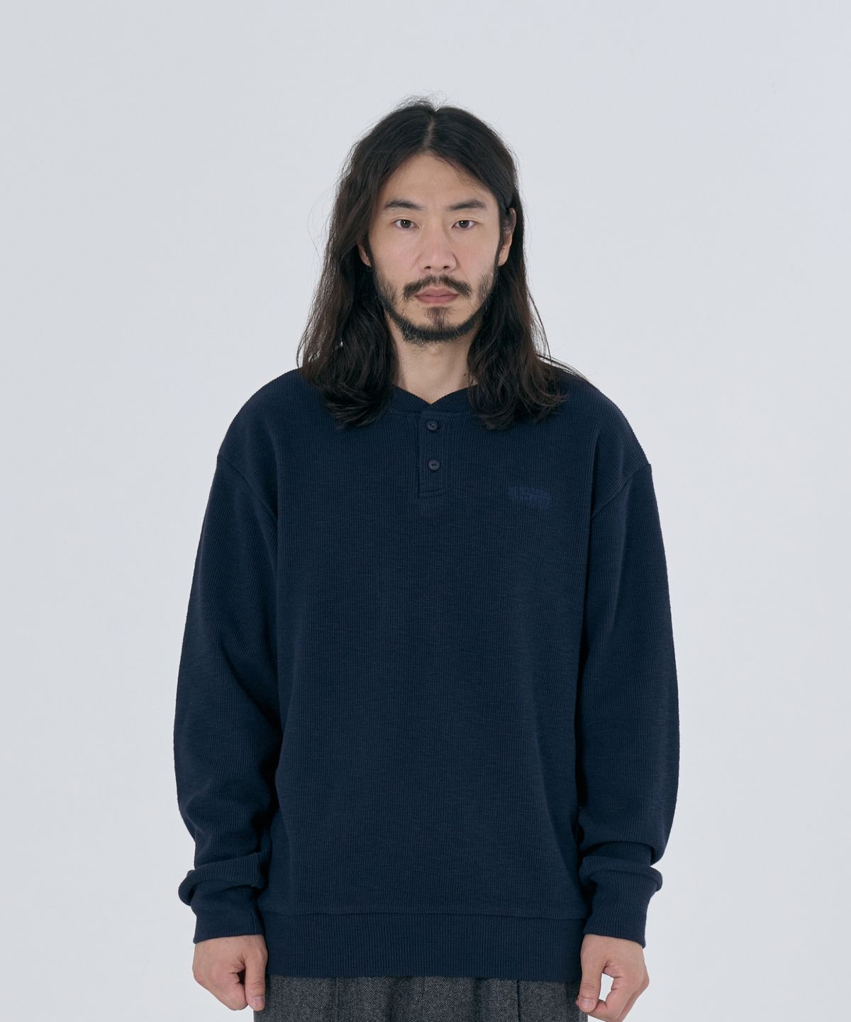 유니버셜 오버롤(UNIVERSAL OVERALL) SLUB WAFFLE HENLEY NECK SWEATSHIRTS NAVY