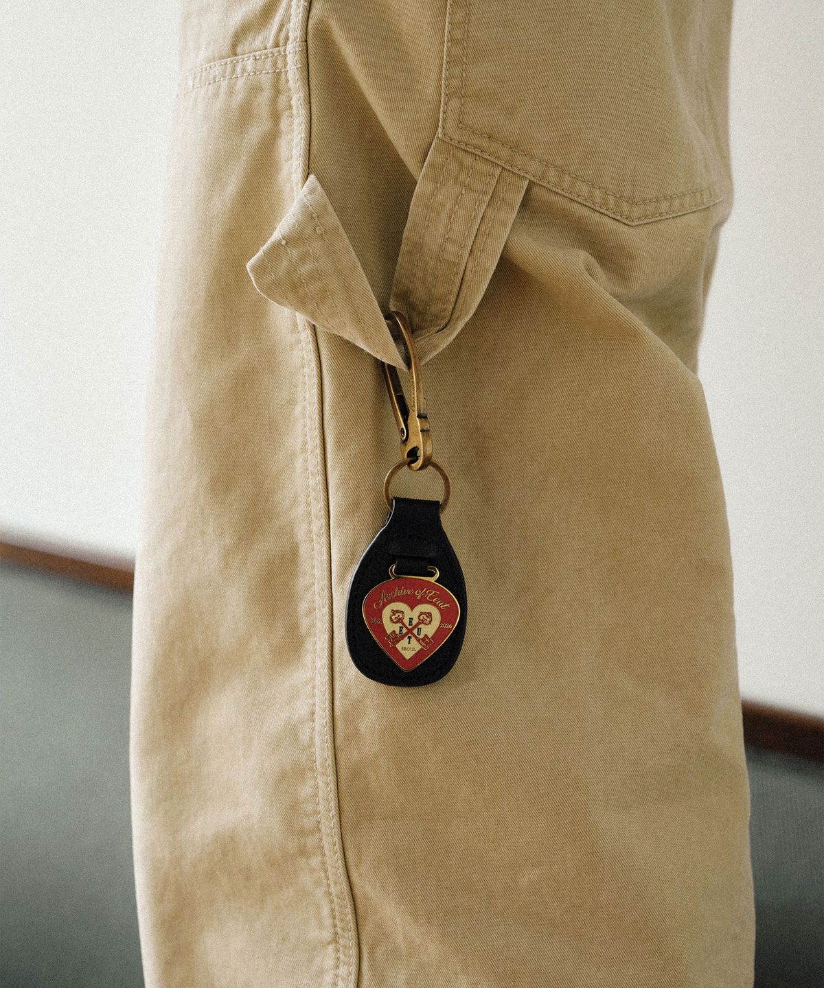 이우트(EEUT) VINTAGE LEATHER PATCH KEYRING / BLACK